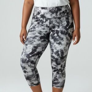 VOGO Athletica Size 1X Black Tie-Dye Capri Leggings